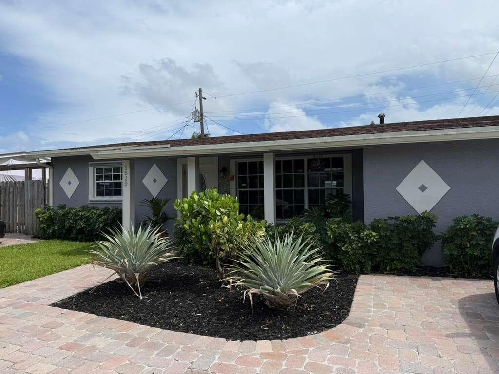 Single-family home at 1520 NE 35th Street, Pompano Beach, FL