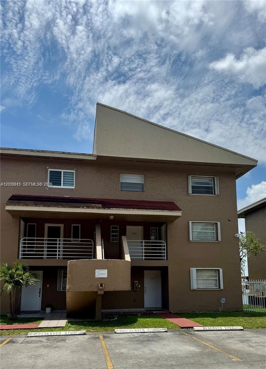 Condo at 2778 W 60th St, Hialeah, FL