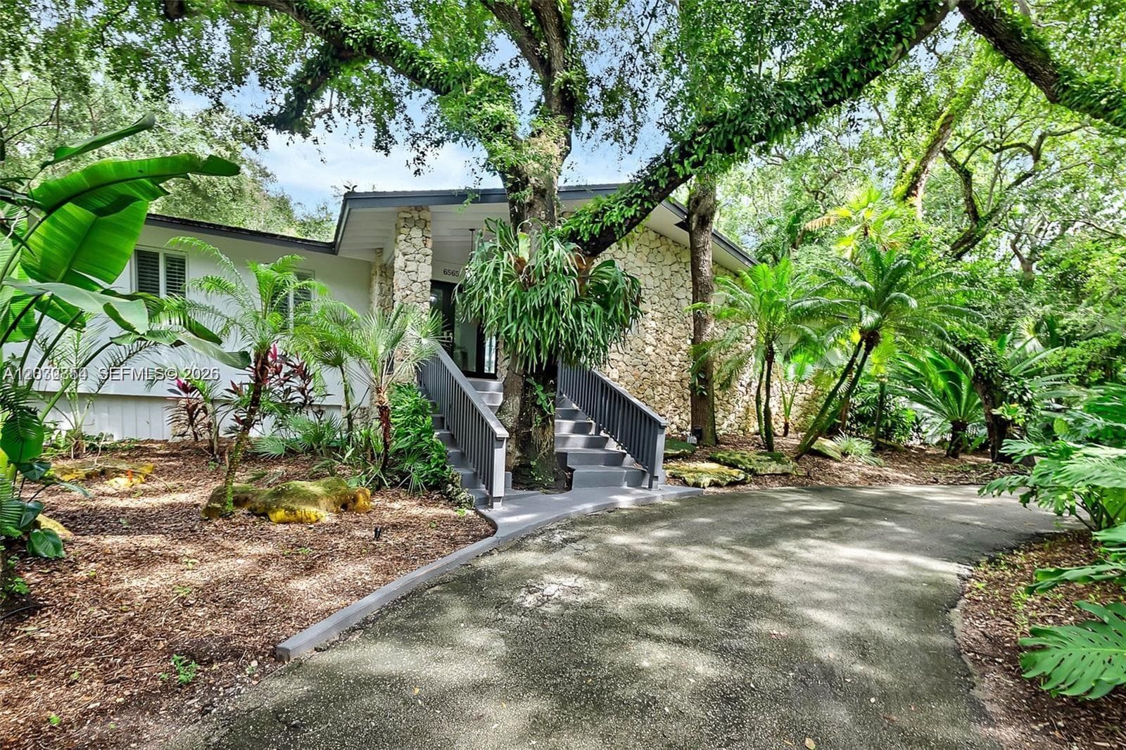 Single-family home at 6565 SW 134th Dr, Pinecrest, FL