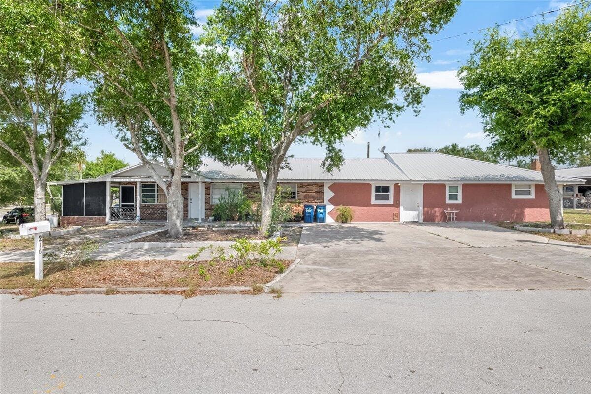 Single-family home at 216 Micco Avenue, Sebring, FL