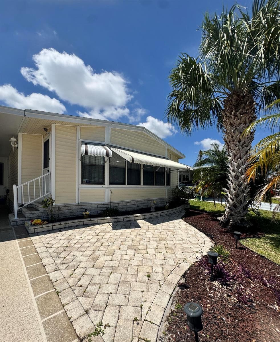 Mobile home at 14041 Zorzal Avenue, Fort Pierce, FL