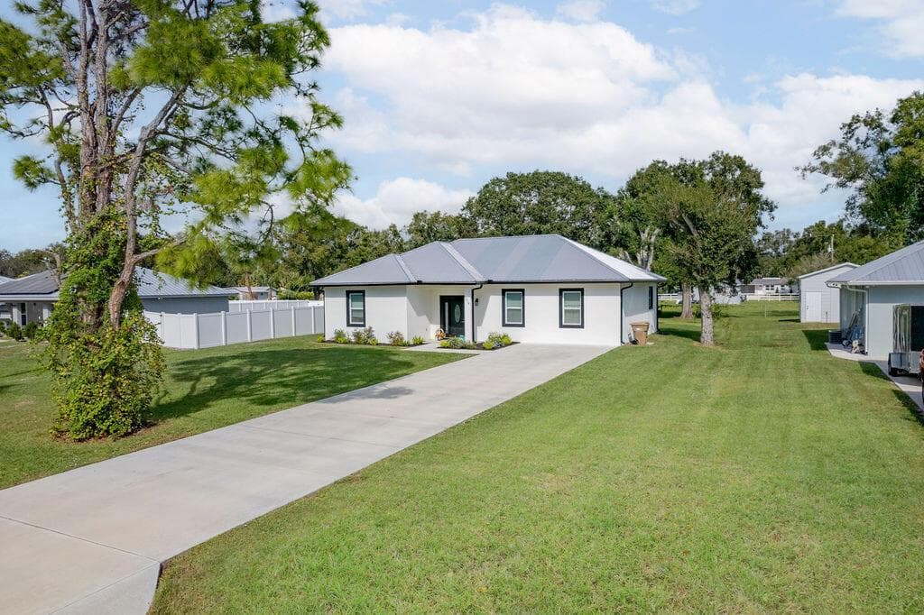 Single-family home at 1014 SW 11th Street, Okeechobee, FL