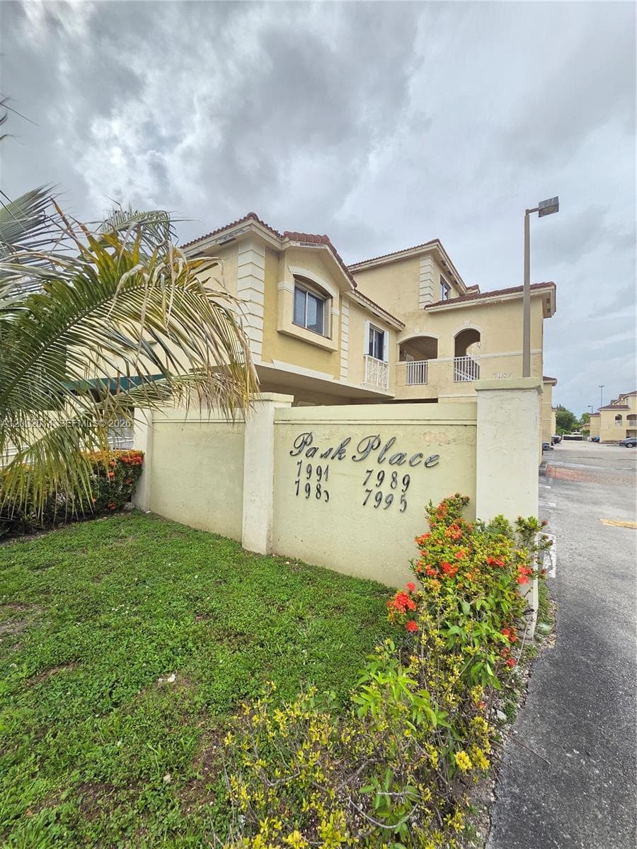 Condo en 7989 NW 8th St, Miami — foto 1