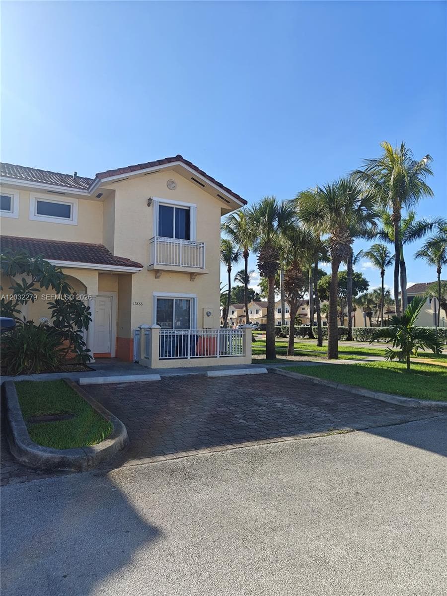 Townhouse at 17866 NW 74th Ct, Hialeah, FL
