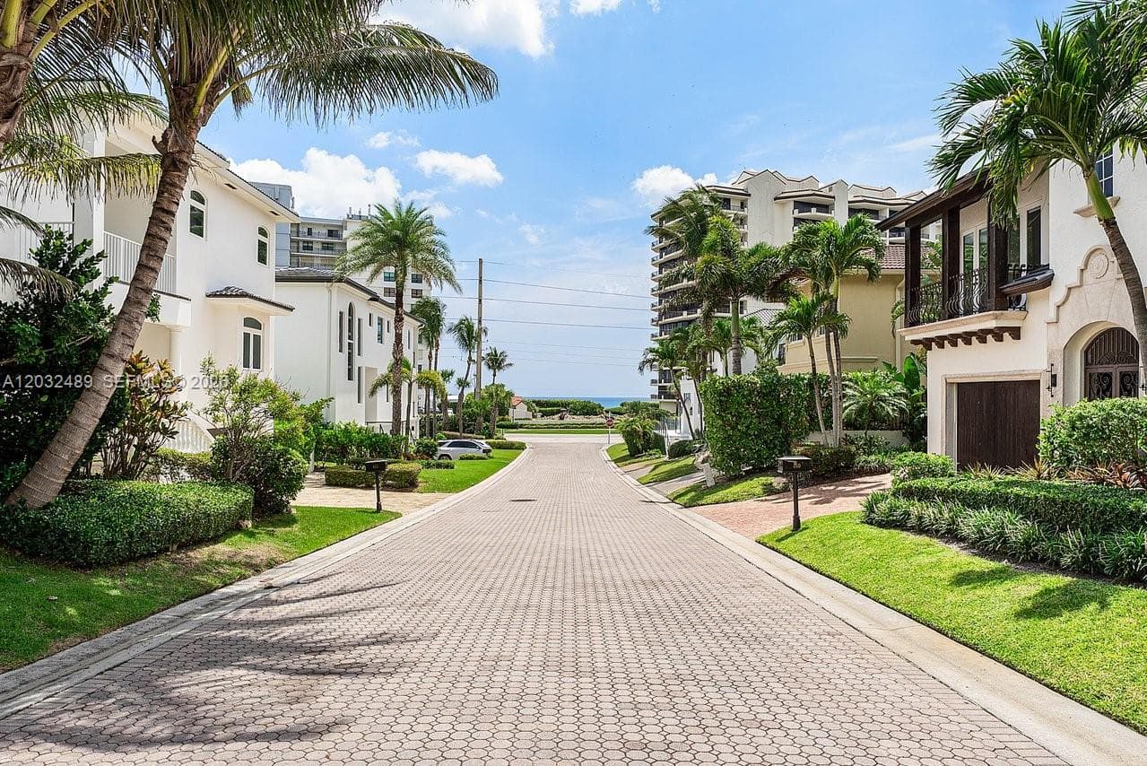 Single-family home at 460 Surfside Ln, Juno Beach — photo 2