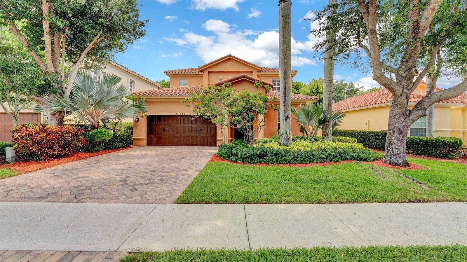 Single-family home at 10641 Willow Oak Court, Wellington, FL