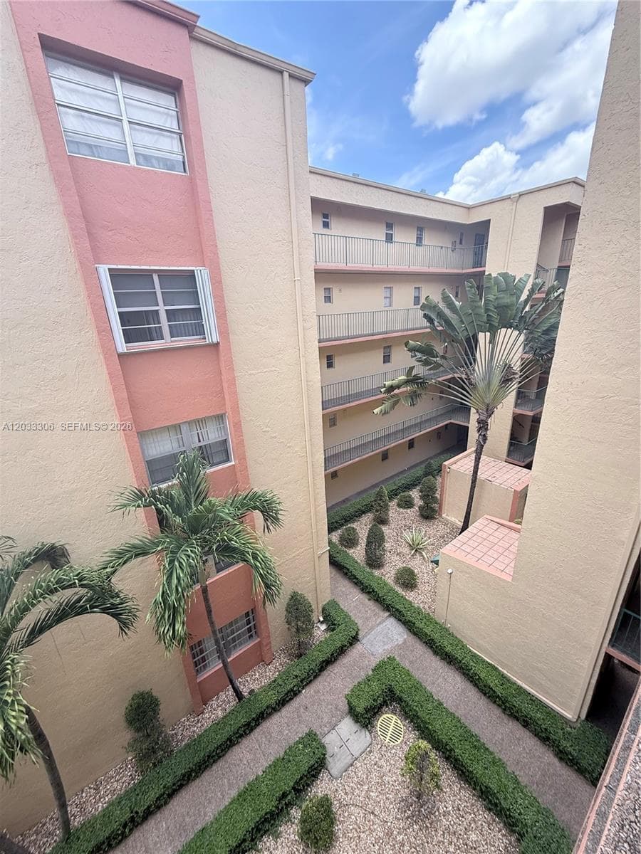 Condo en 1975 W 44th Pl, Hialeah — foto 3