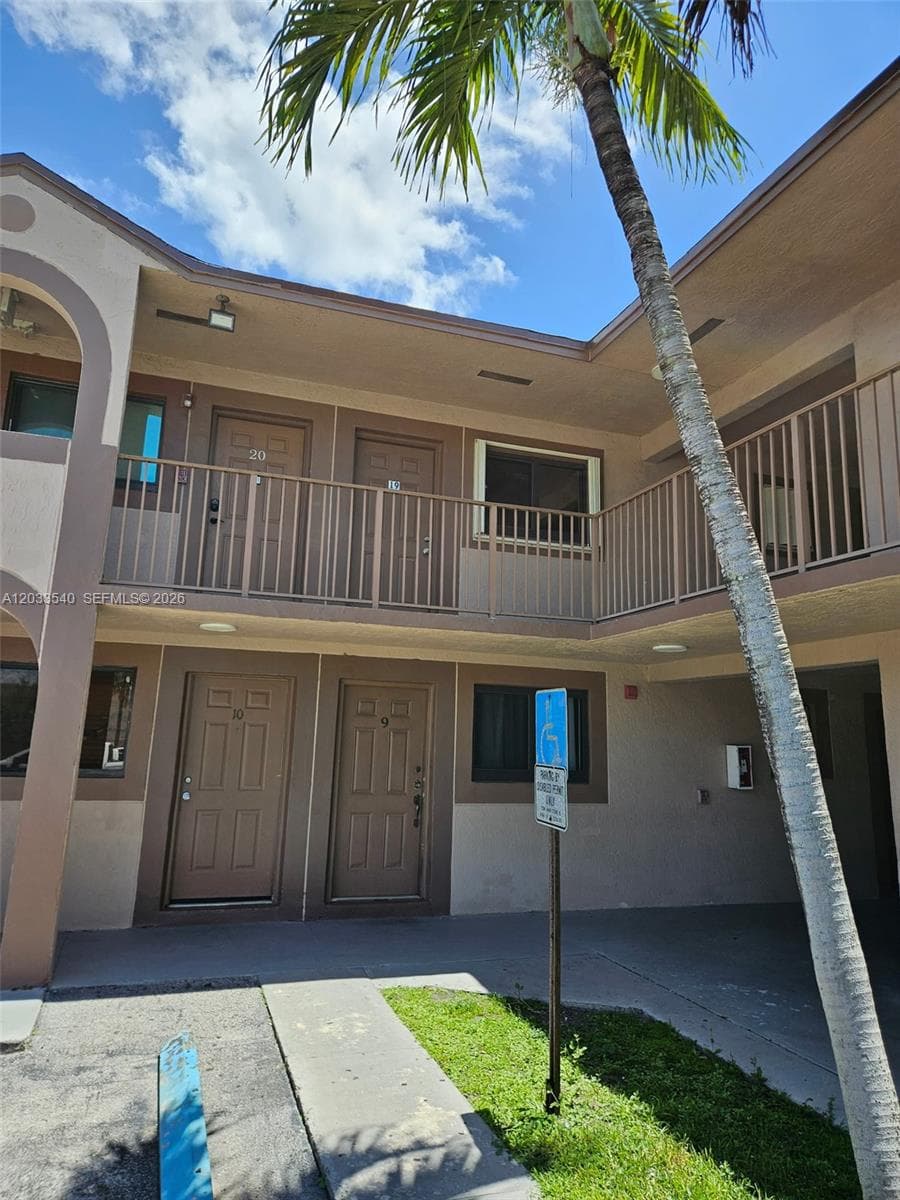 Condo en 2348 W 56th St, Hialeah — foto 1