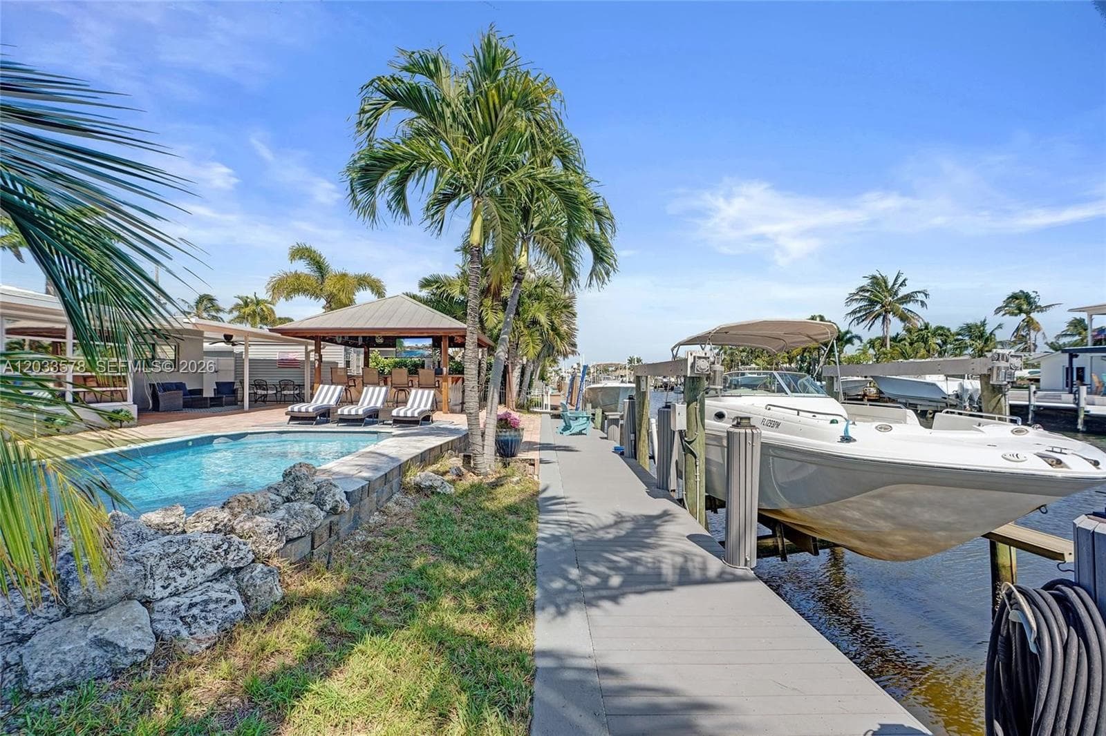 Single-family home at 200 SE 3rd St, Pompano Beach — photo 3