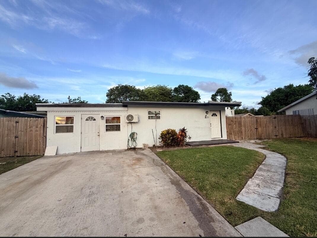 Single-family home at 3016 E Palm Drive, Boynton Beach, FL