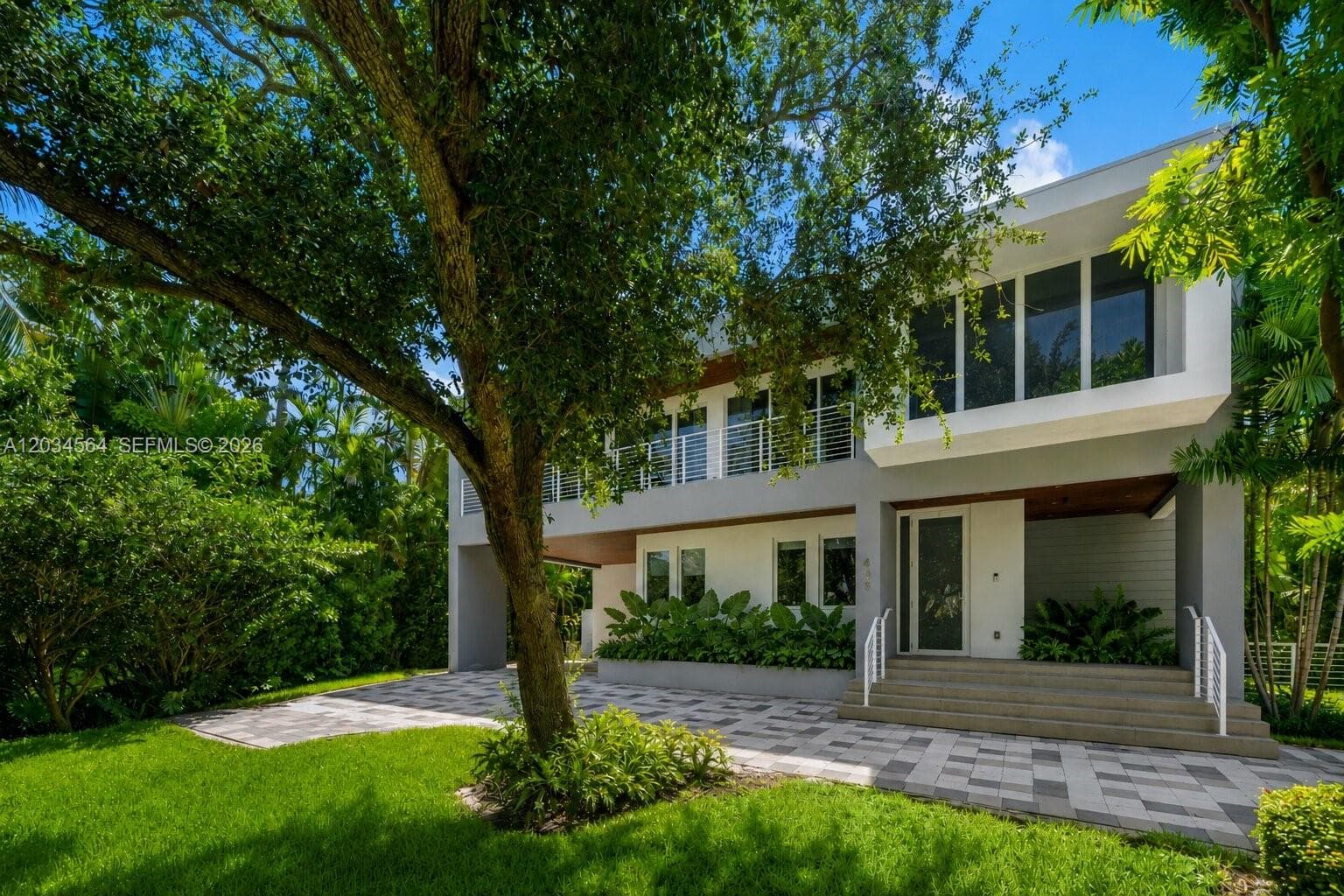 Single-family home at 425 Harbor Dr, Key Biscayne — photo 1