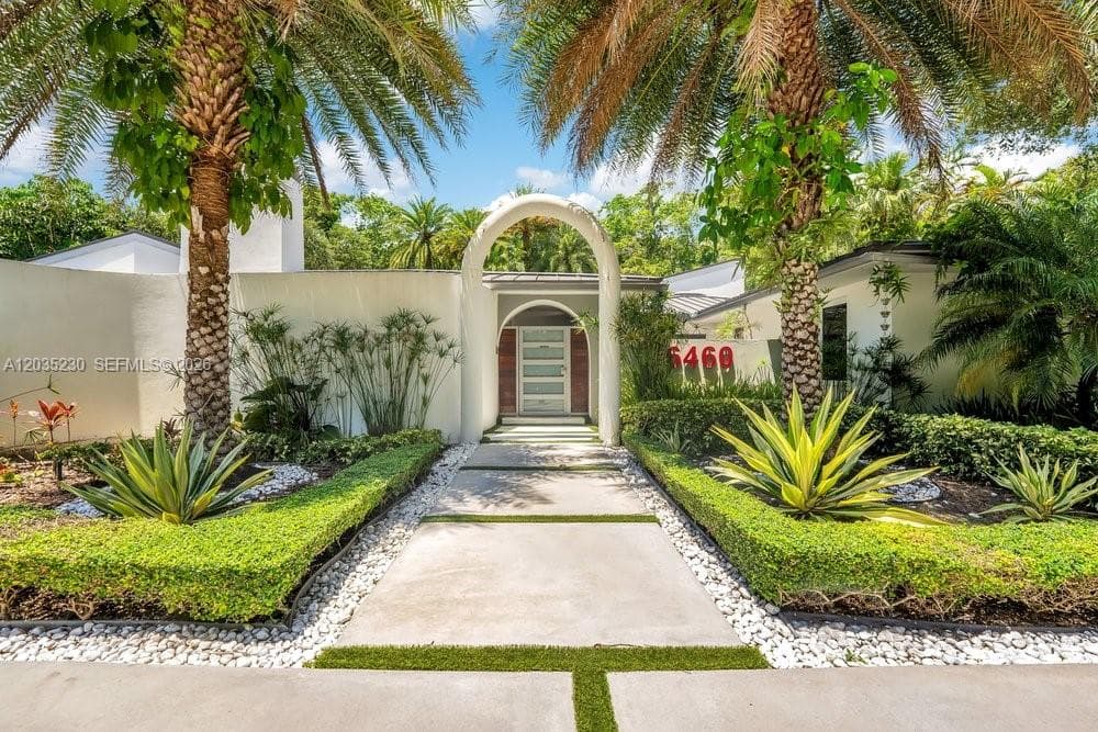 Single-family home at 6460 SW 133rd Dr, Pinecrest, FL