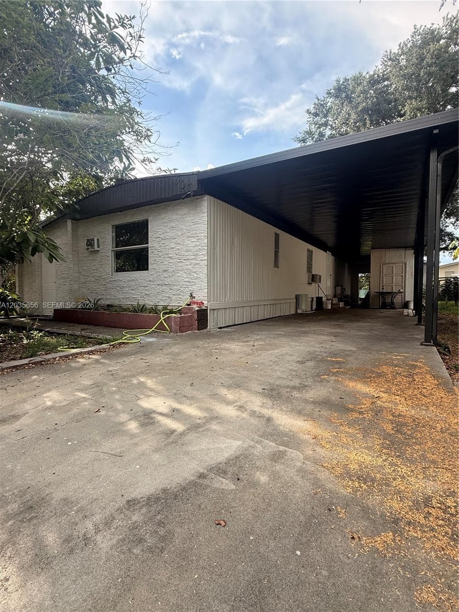 Single-family home at 607 Sabal ave, Clewiston, FL