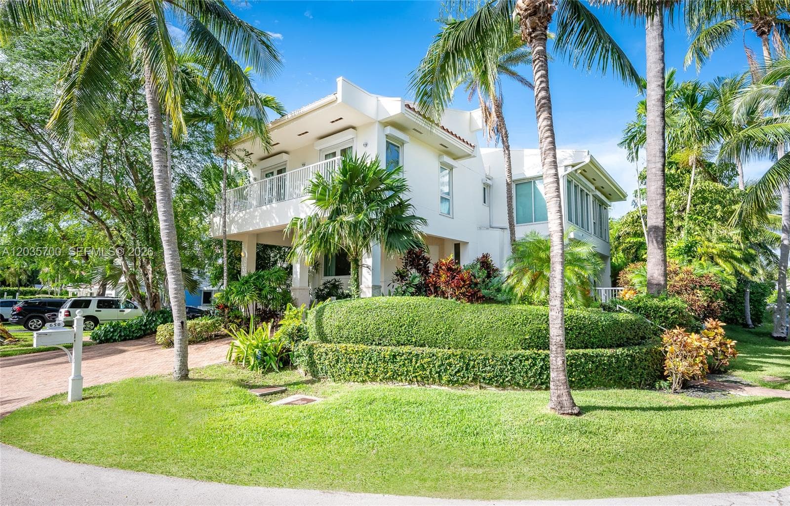 Single-family home at 650 Curtiswood Dr, Key Biscayne, FL