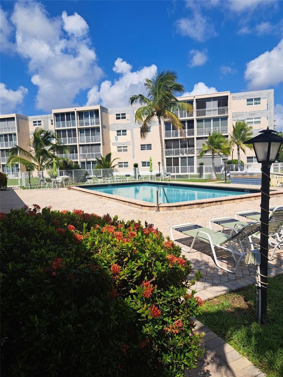 Condo en 1024 SE 3rd Ave, Dania Beach — foto 1