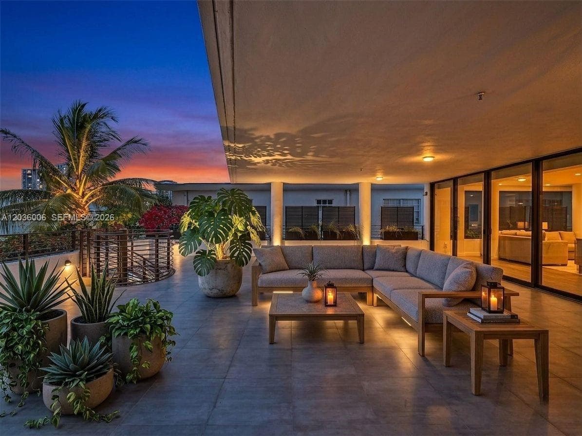 Large Terrace with direct access to the pool