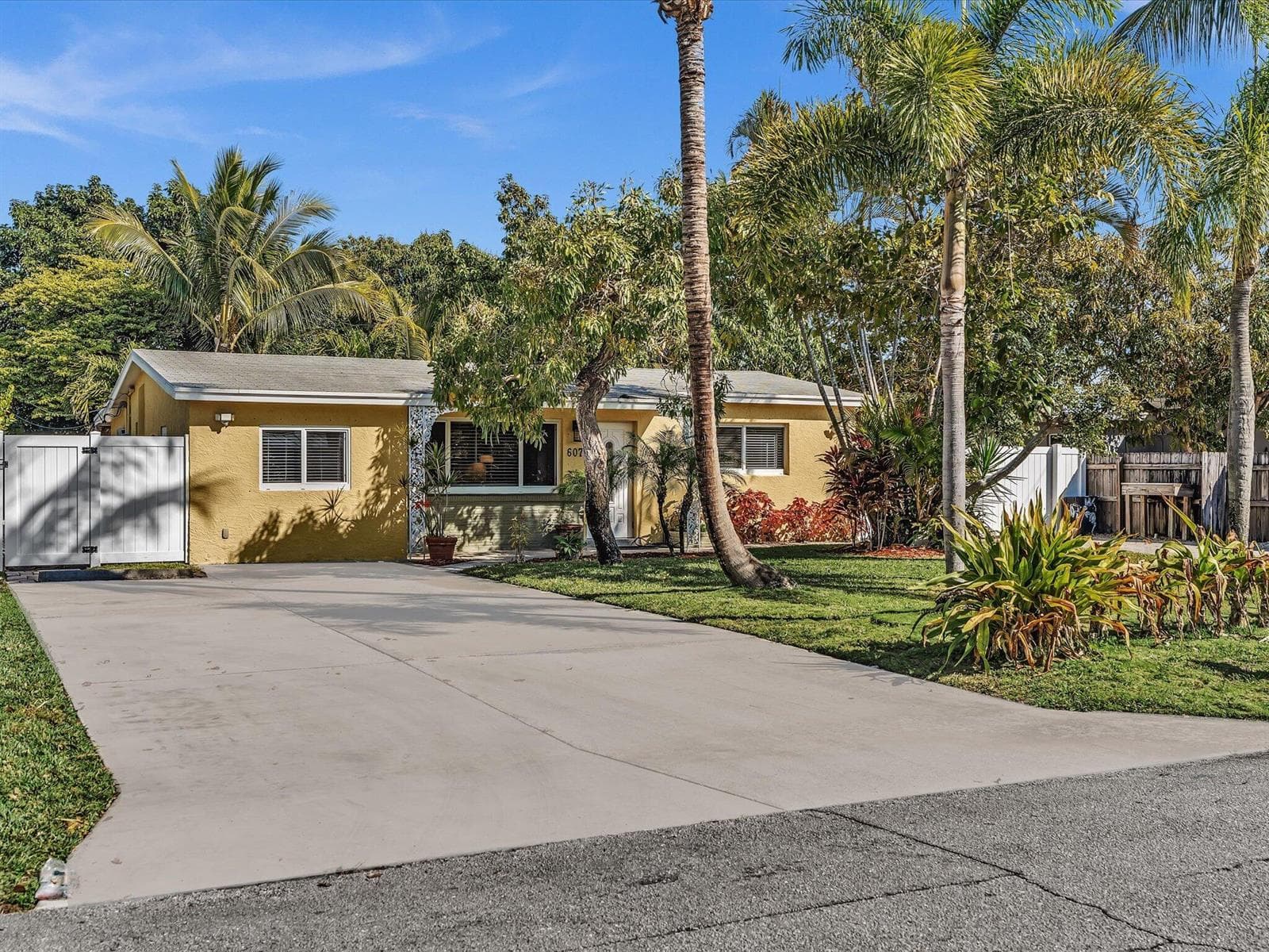 Single-family home at 607 W Perry Street, Lantana, FL