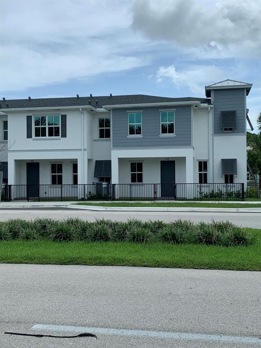 Townhouse at 747 SE Central Parkway, Stuart, FL