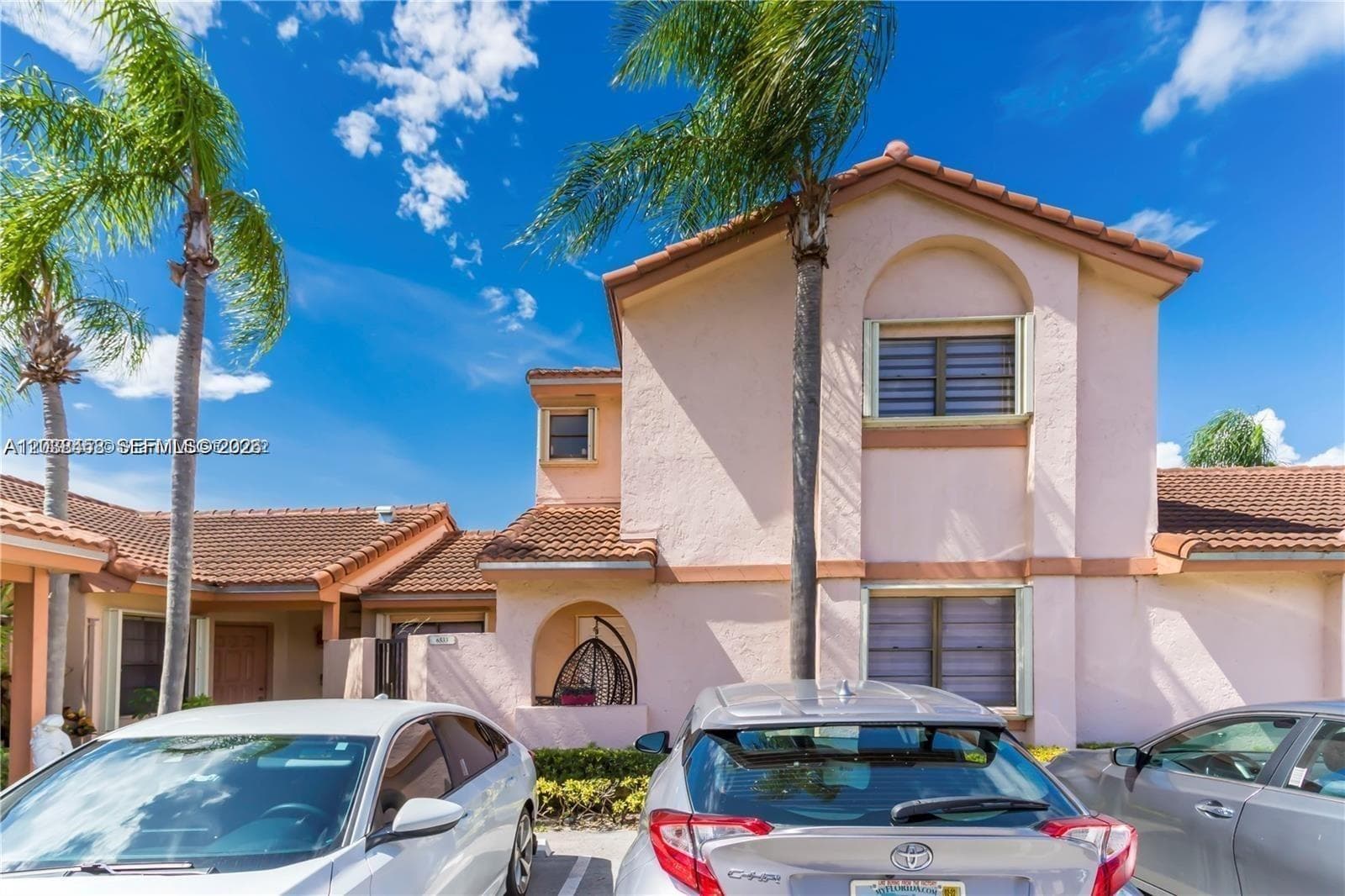 Townhouse at 6533 NW 170th Ln, Hialeah, FL