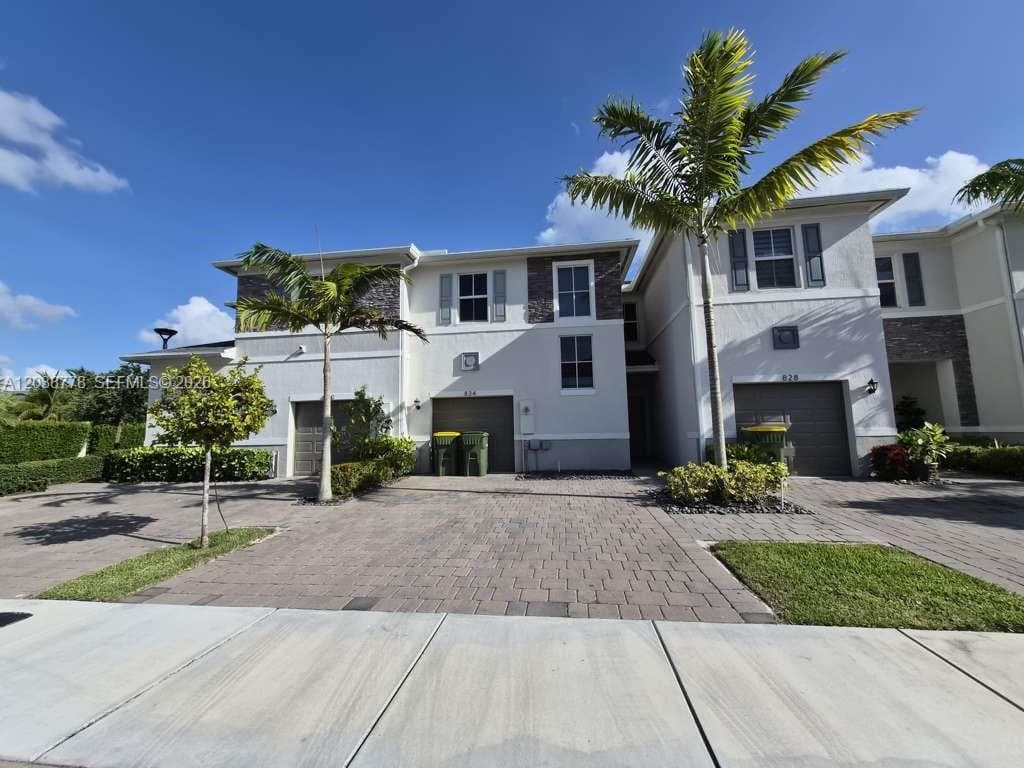 Townhouse at 834 SE 16th Ct, Homestead, FL