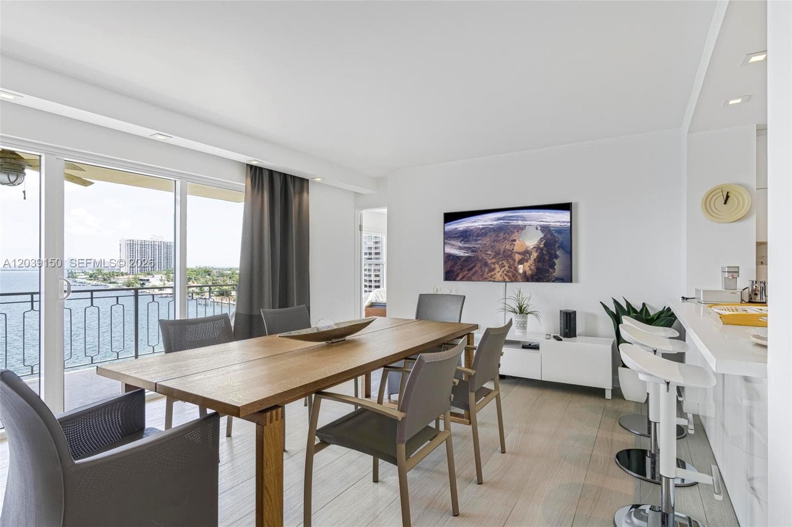Condo at 11111 Biscayne Blvd, Miami — photo 2