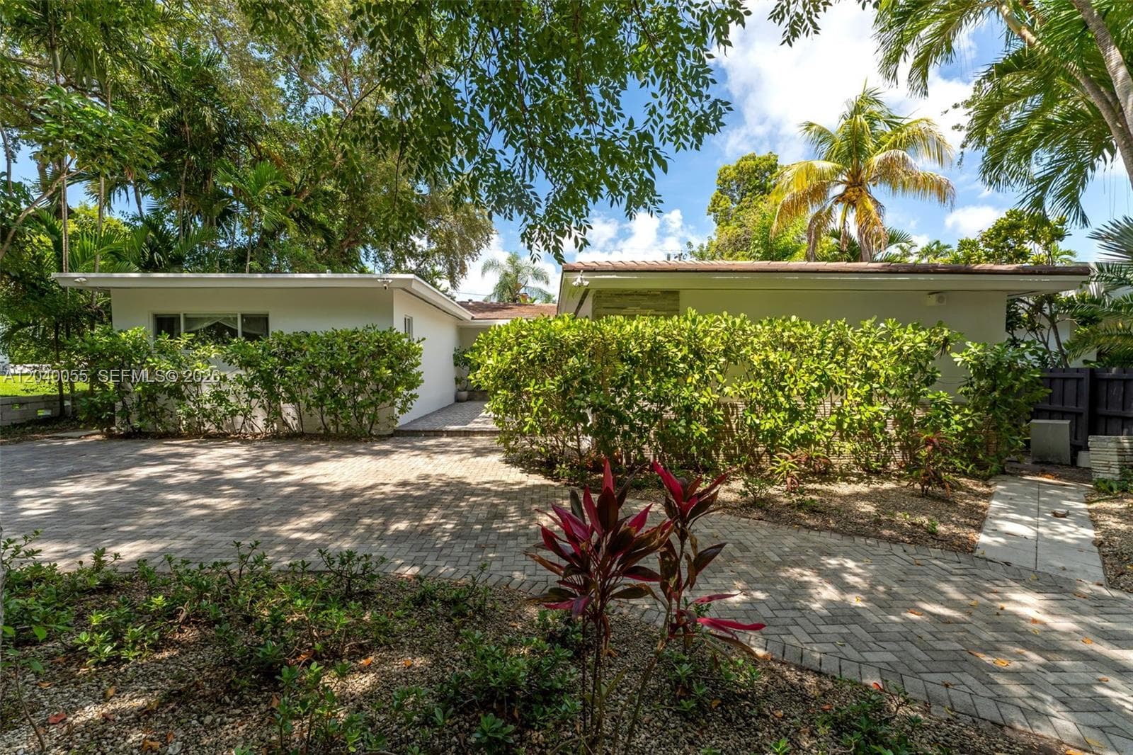 Single-family home at 8 Pinta Rd, Miami — photo 3