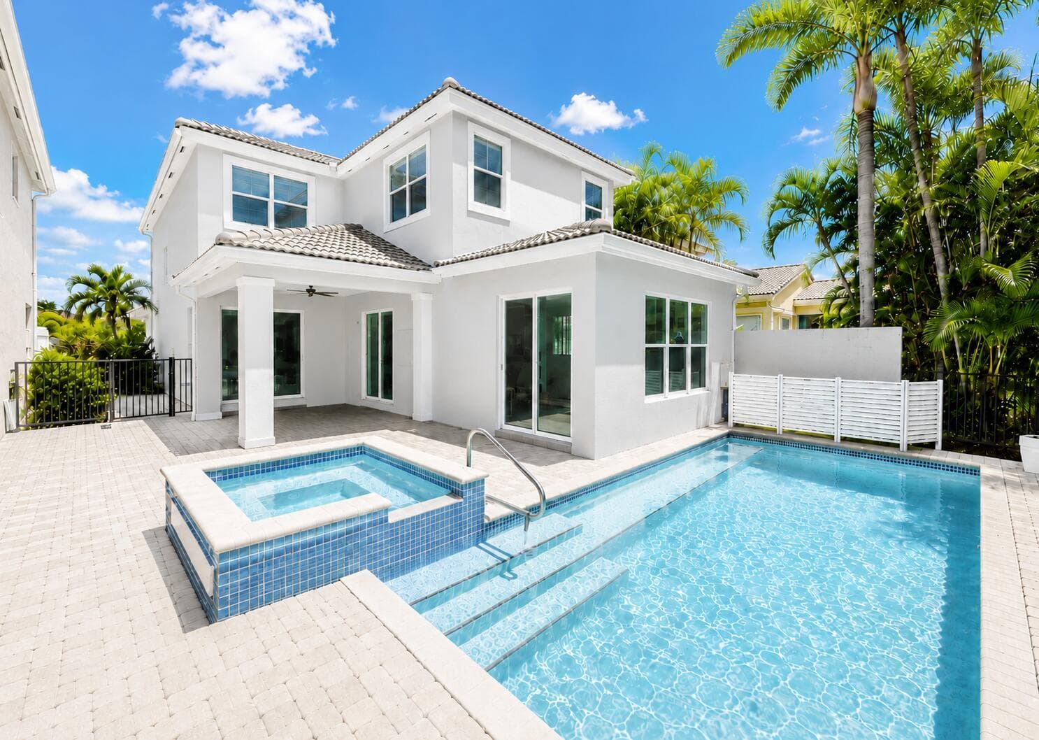 Single-family home at 207 Isle Verde Way, Palm Beach Gardens, FL