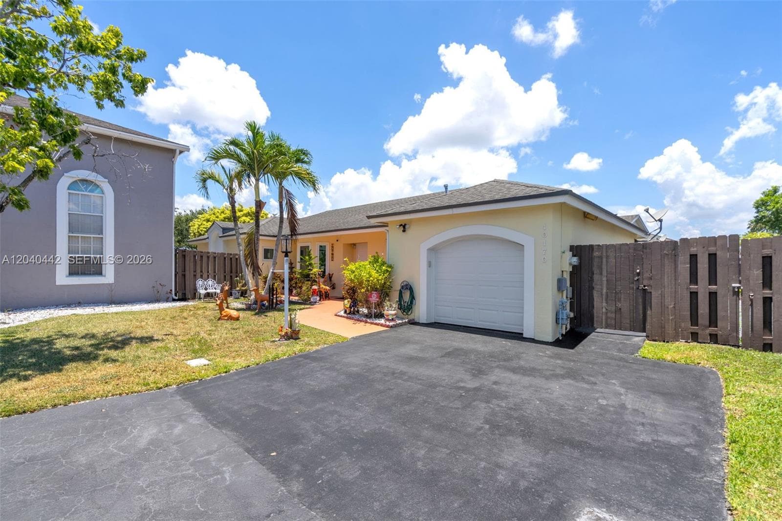 Single-family home at 10170 NW 54th Ter, Doral, FL
