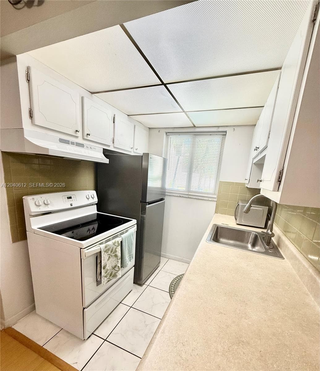 Condo at 2145 Pierce St, Hollywood — photo 2