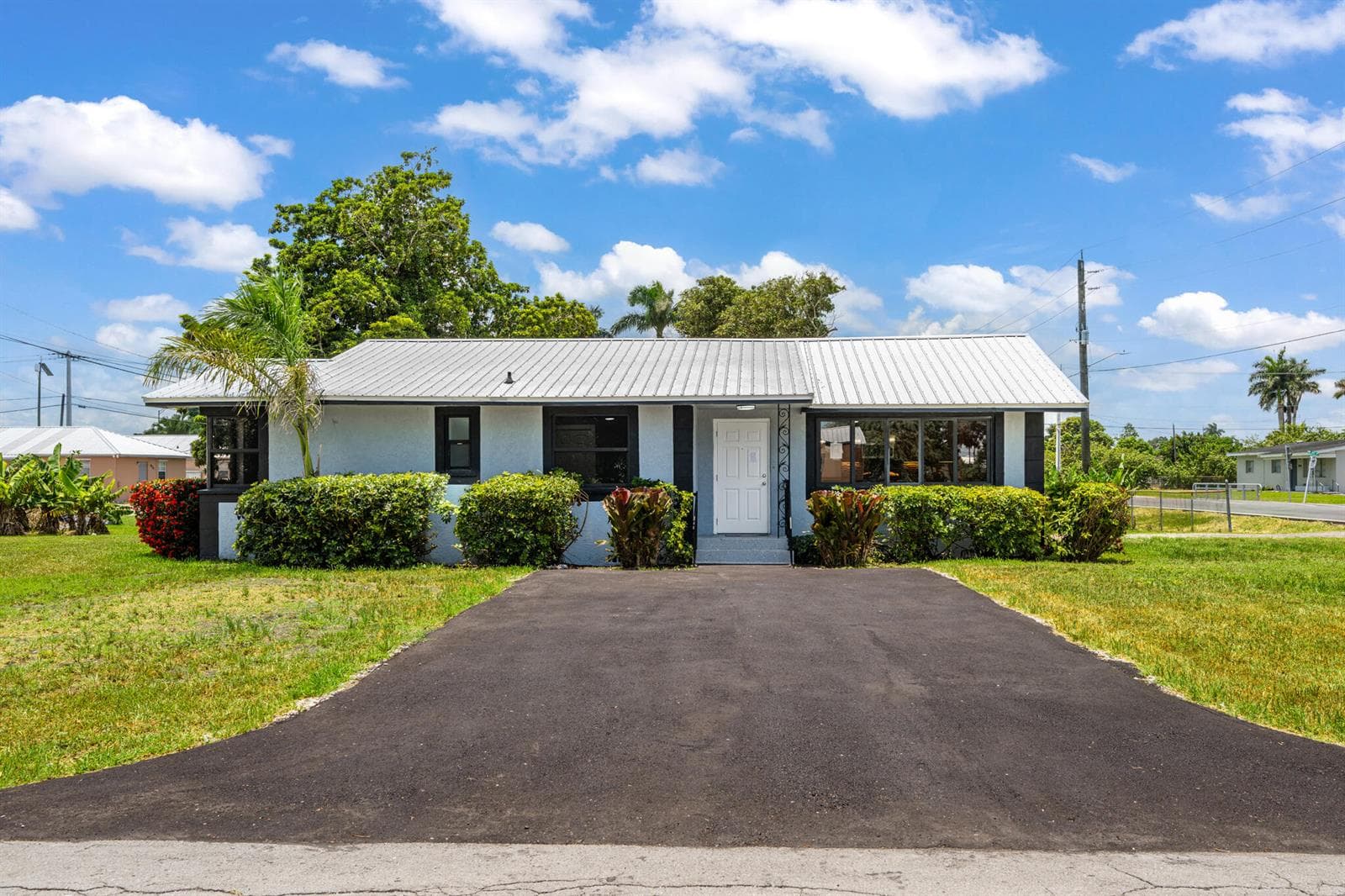 Single-family home at 24 NW Avenue I, Belle Glade, FL