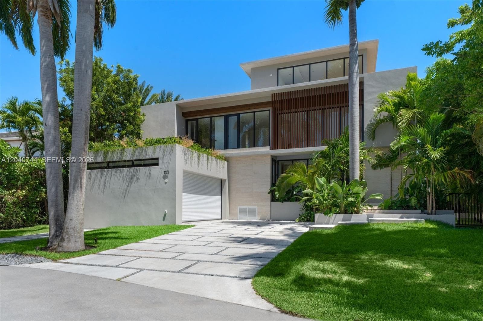 Single-family home at 165 Hampton Ln, Key Biscayne — photo 1