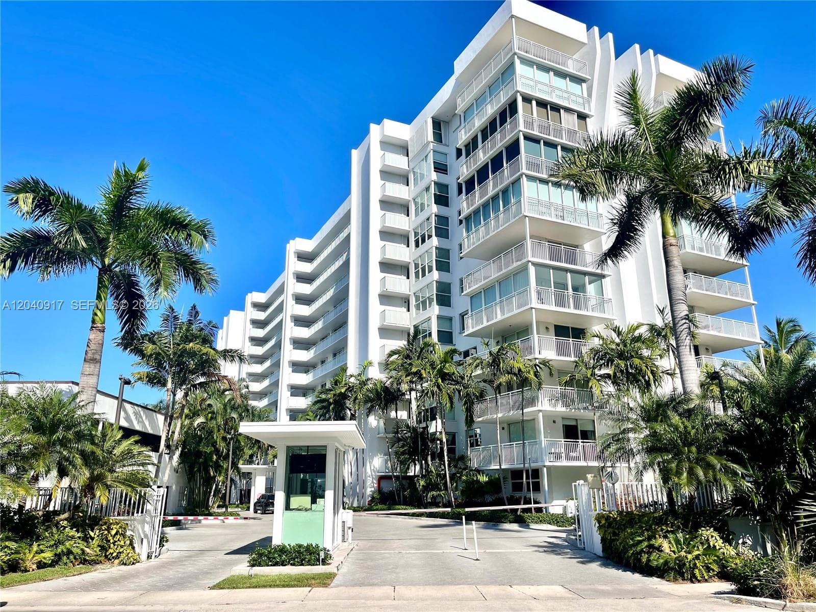 Condo at 607 Ocean Dr, Key Biscayne — photo 2
