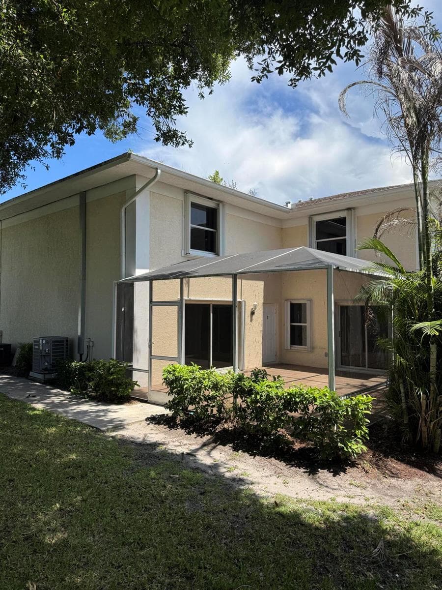 Townhouse at 1536 N Lawnwood Circle, Fort Pierce, FL