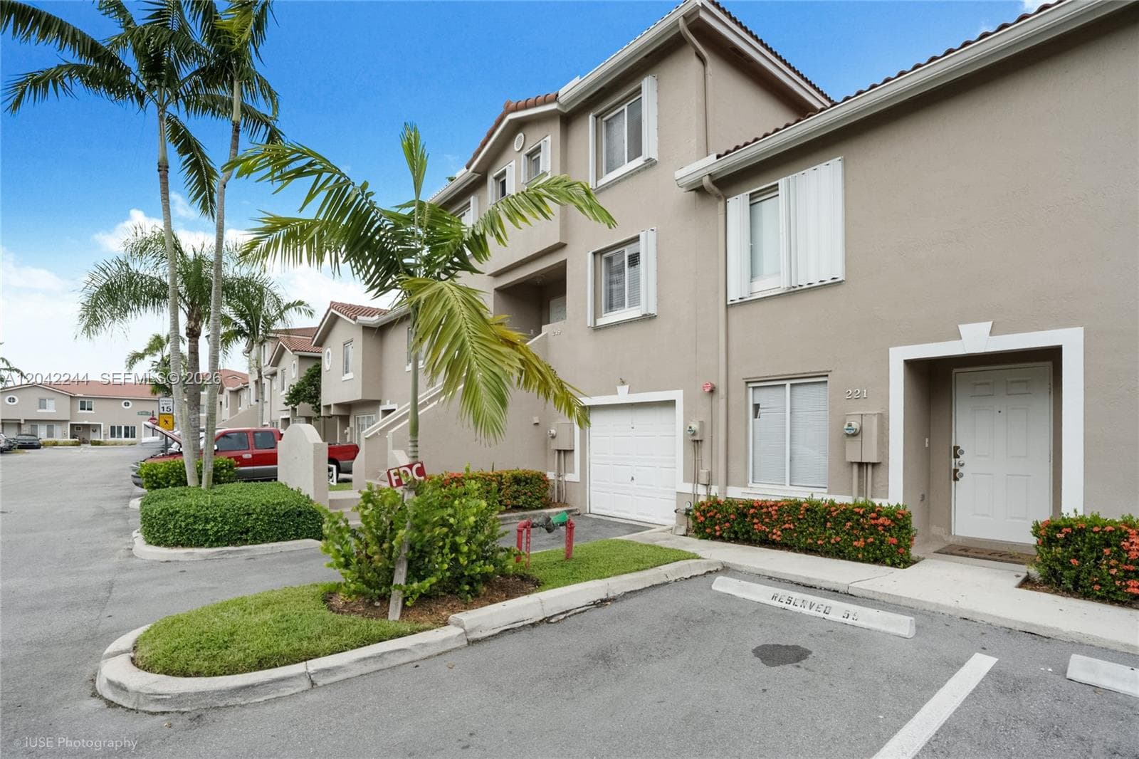 Townhouse at 221 Riviera Cir, Weston, FL