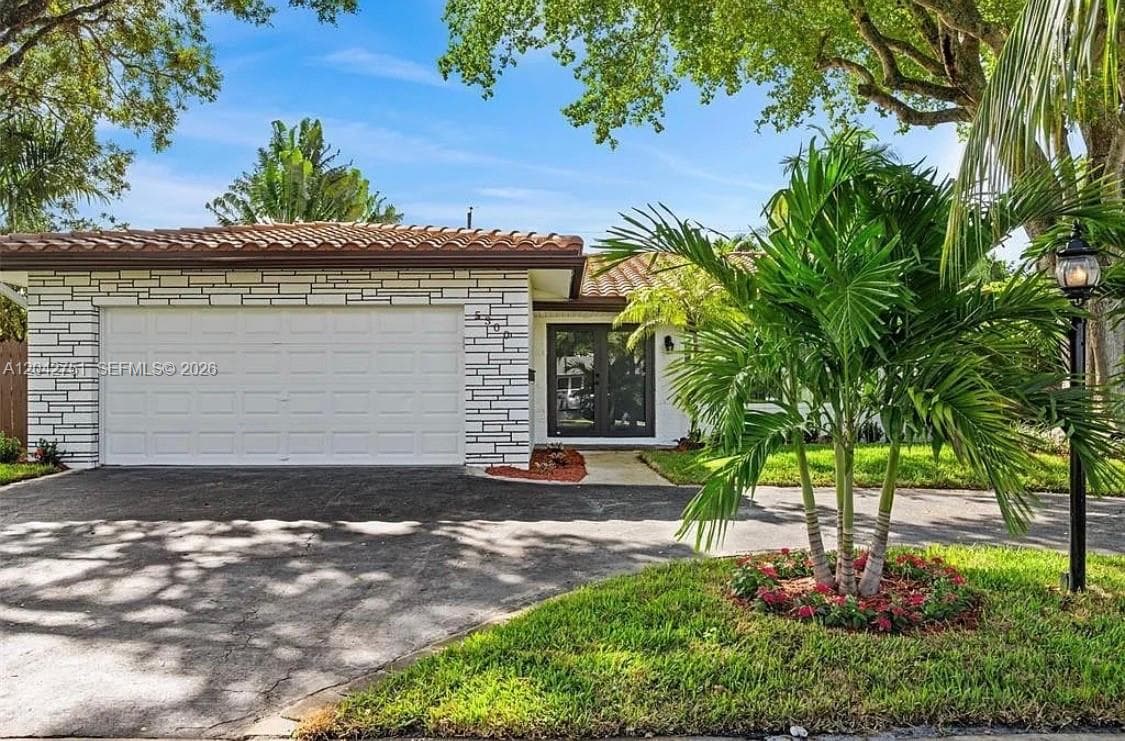 Single-family home at 5300 Adams St, Hollywood, FL