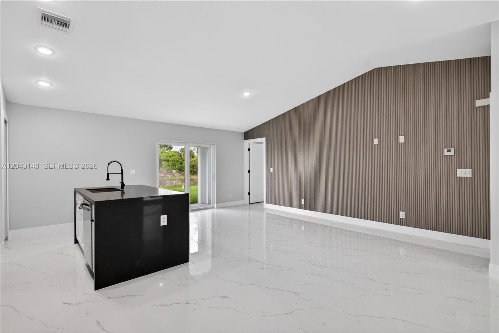 Single-family home at 704 E Carbon, Lehigh Acres — photo 2