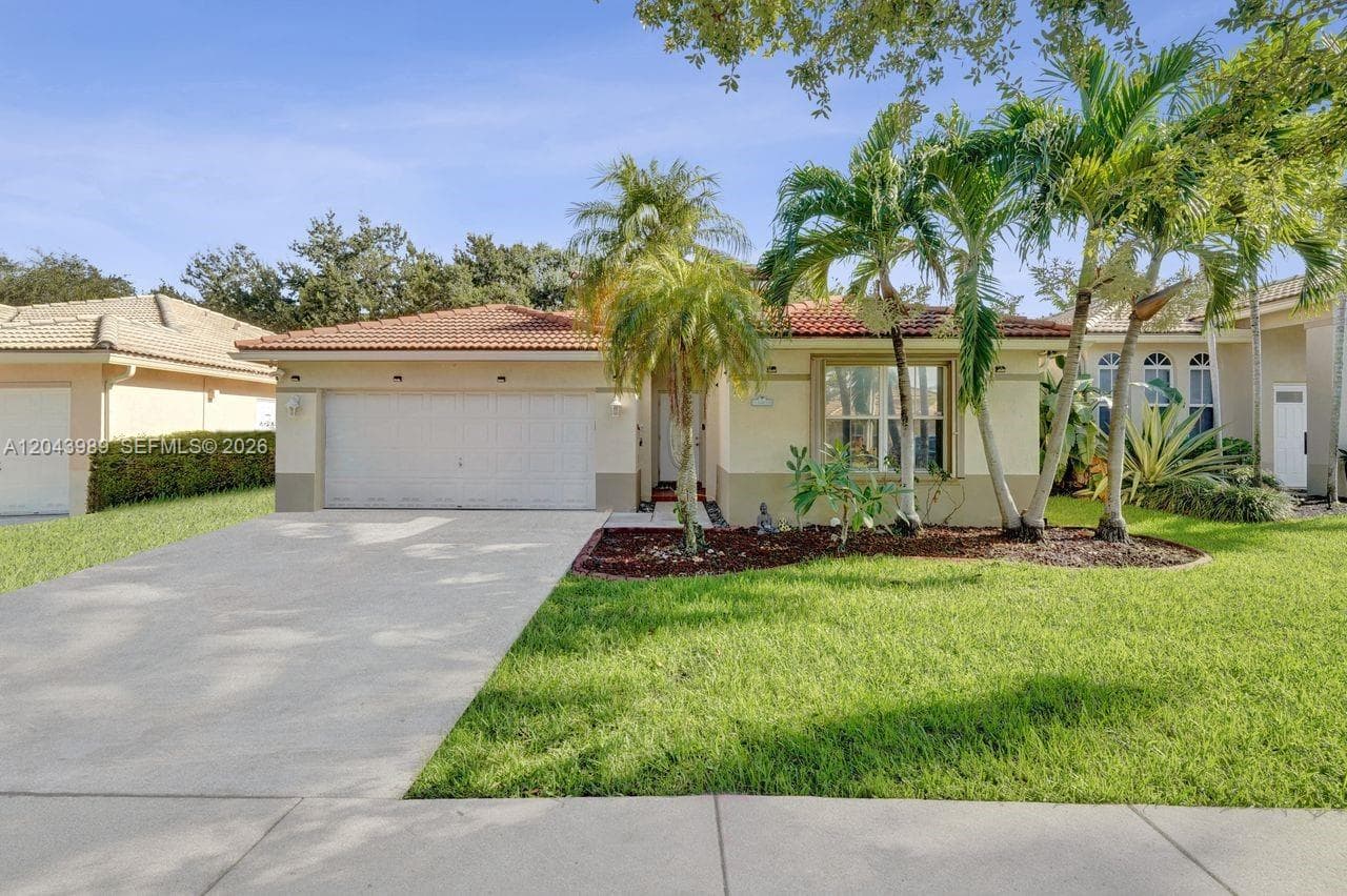 Single-family home at 14003 N Cypress Cove Cir, Davie, FL