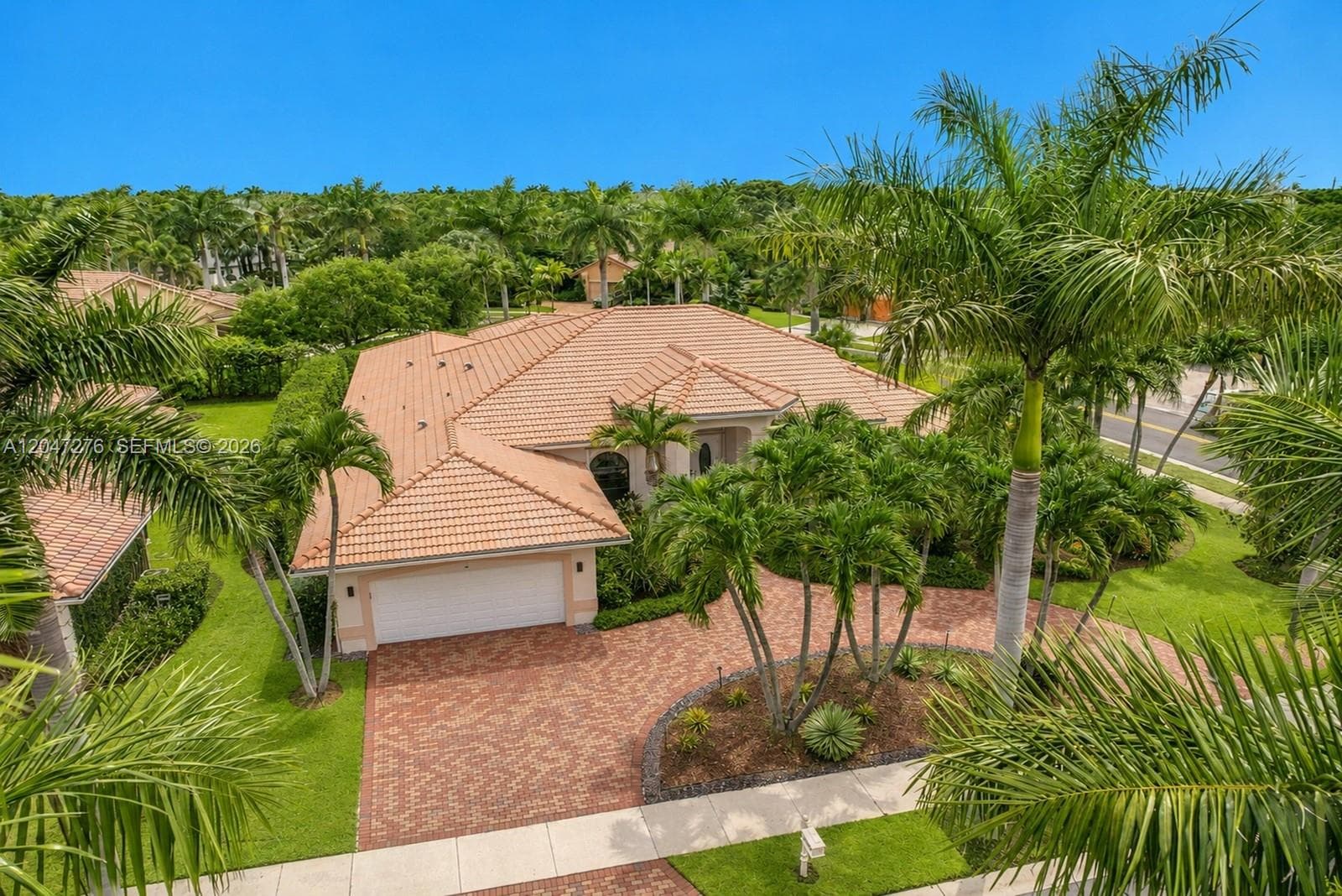 Single-family home at 392 Coconut Cir, Weston — photo 3