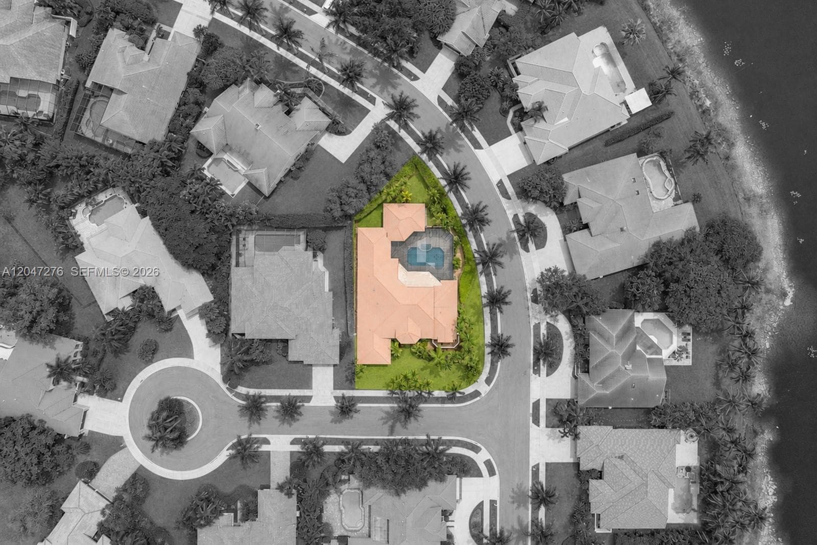 Single-family home at 392 Coconut Cir, Weston, FL