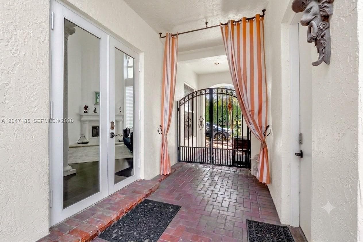 Single-family home at 375 SW 16th St, Boca Raton — photo 3