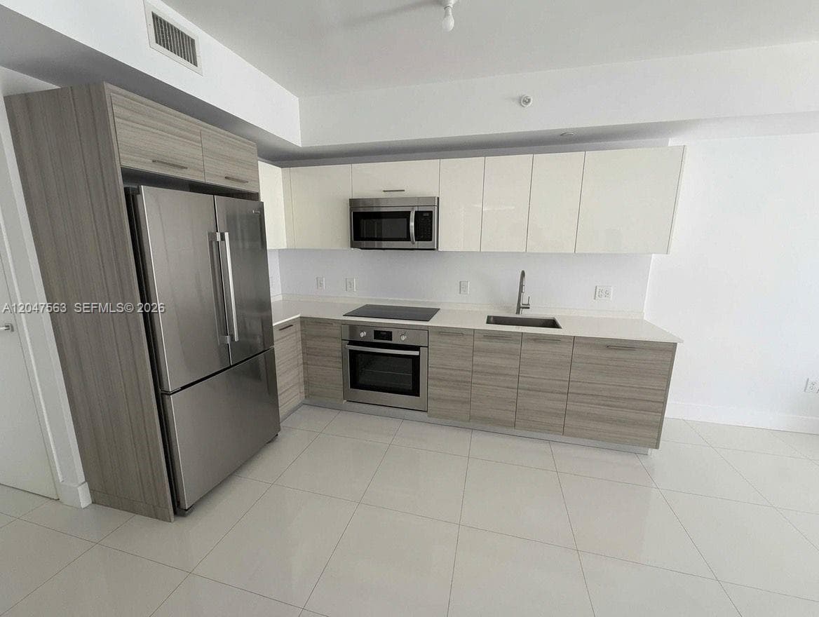Condo at 1300 Brickell Bay Dr, Miami — photo 3