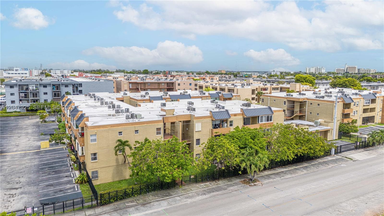 Condo en 6070 W 18th Ave, Hialeah — foto 2