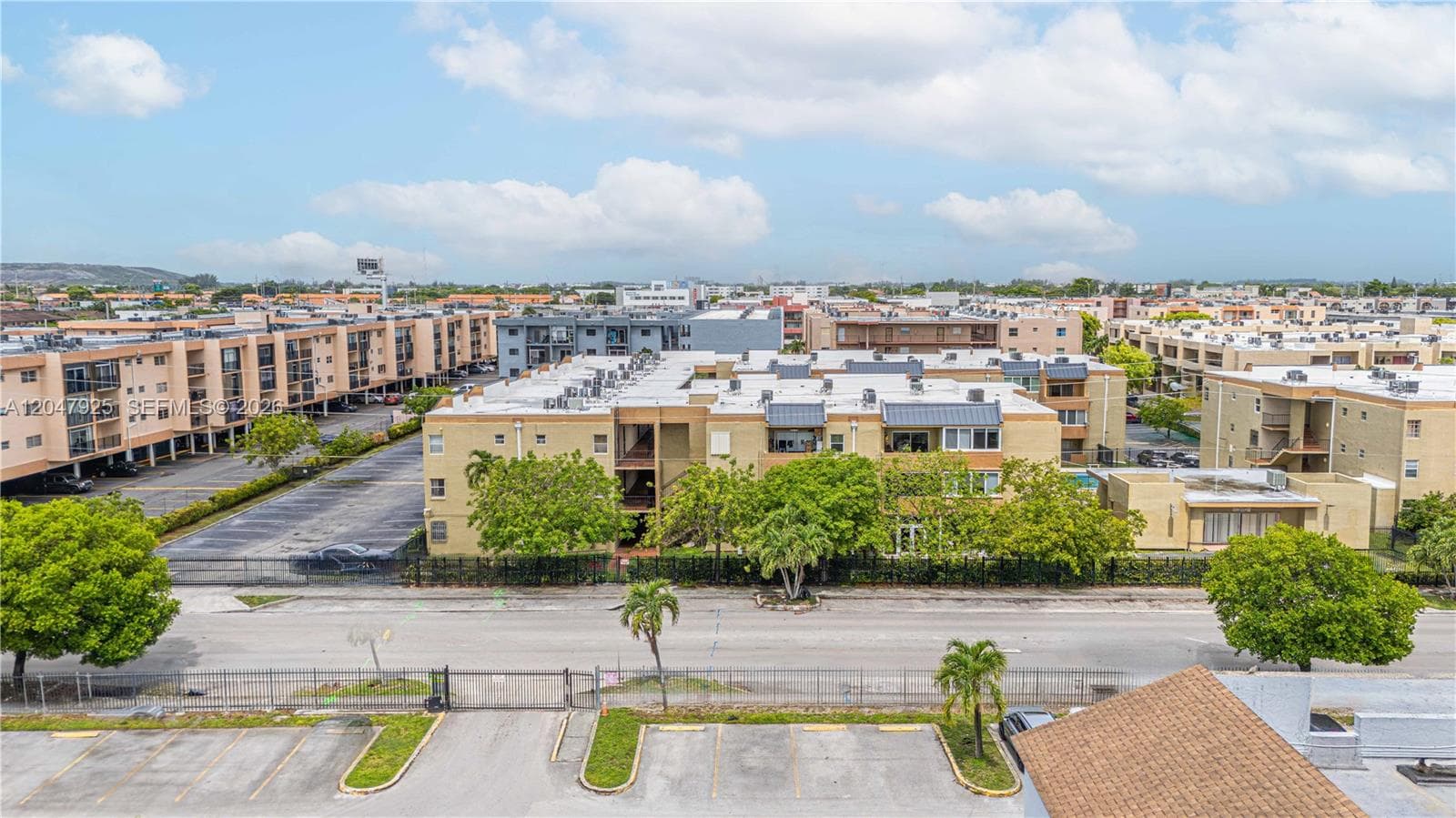 Condo en 6070 W 18th Ave, Hialeah — foto 1