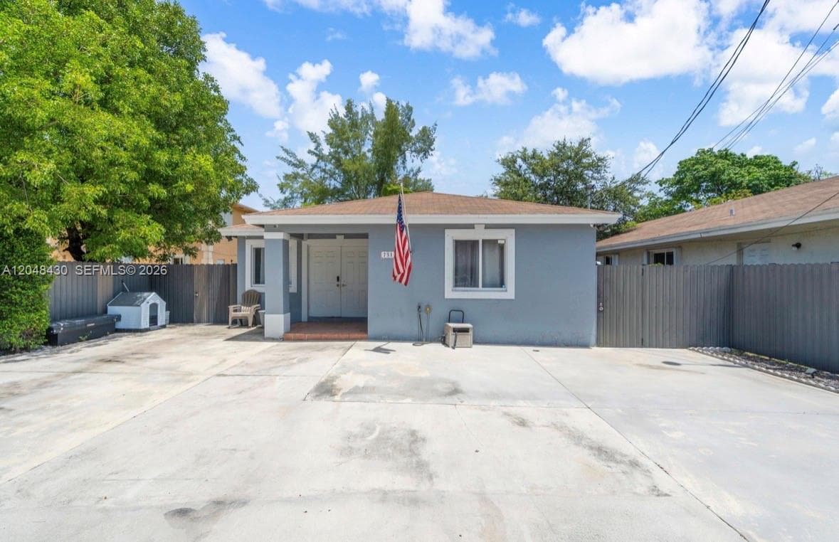 Single-family home at 751 NW 70th St, Miami — photo 3