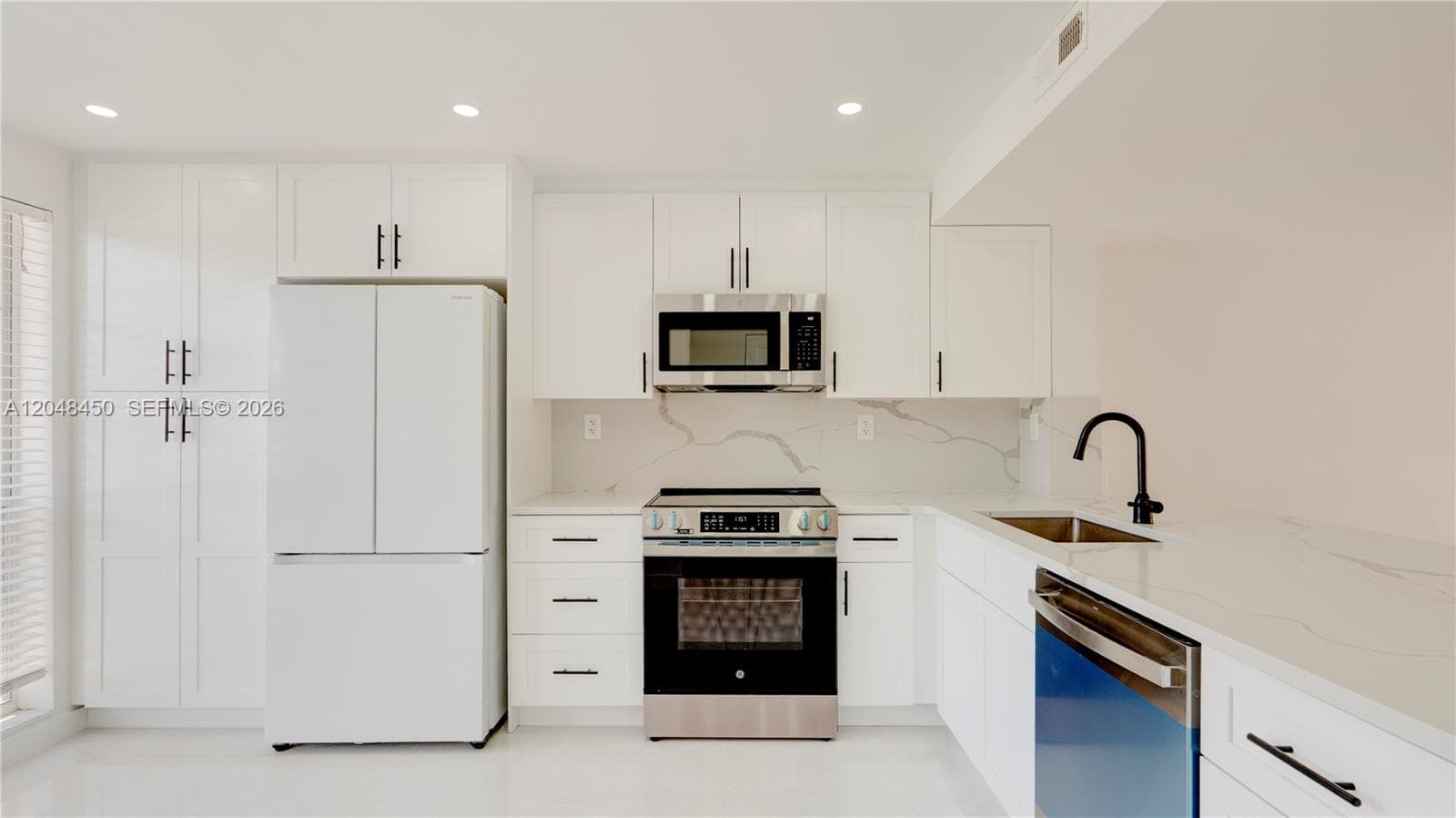 Townhouse at 933 NE 24th Ave, Hallandale Beach, FL