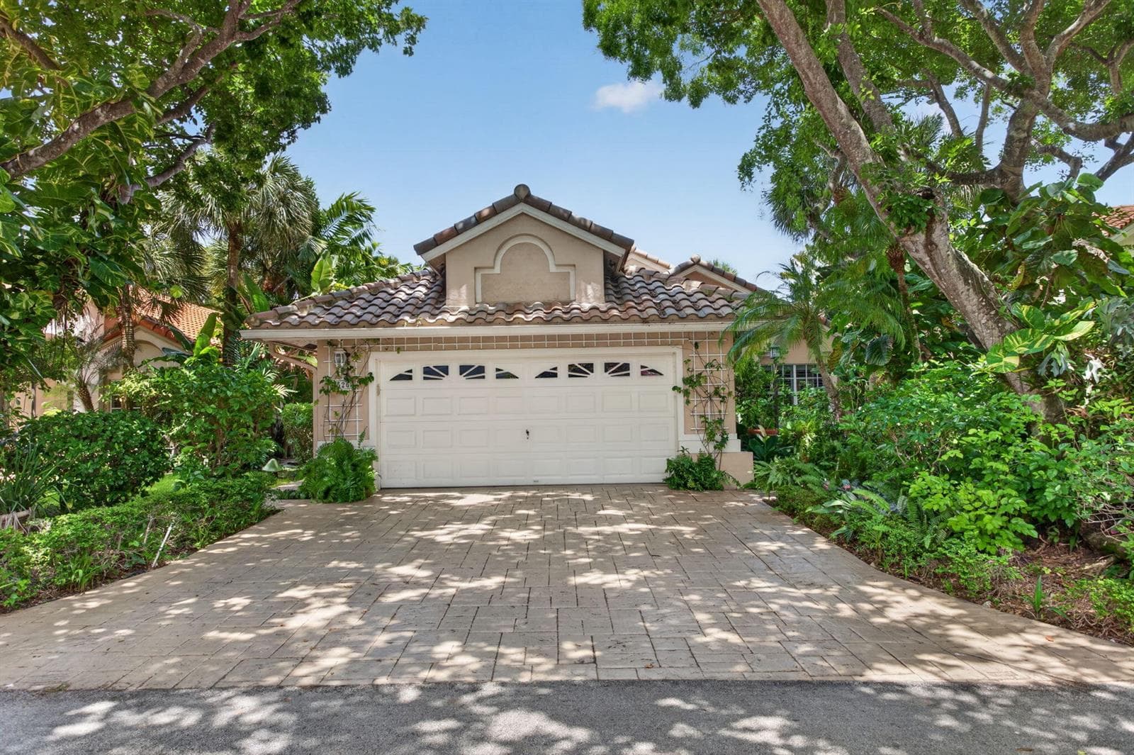 Single-family home at 526 Misty Oaks Drive, Pompano Beach, FL