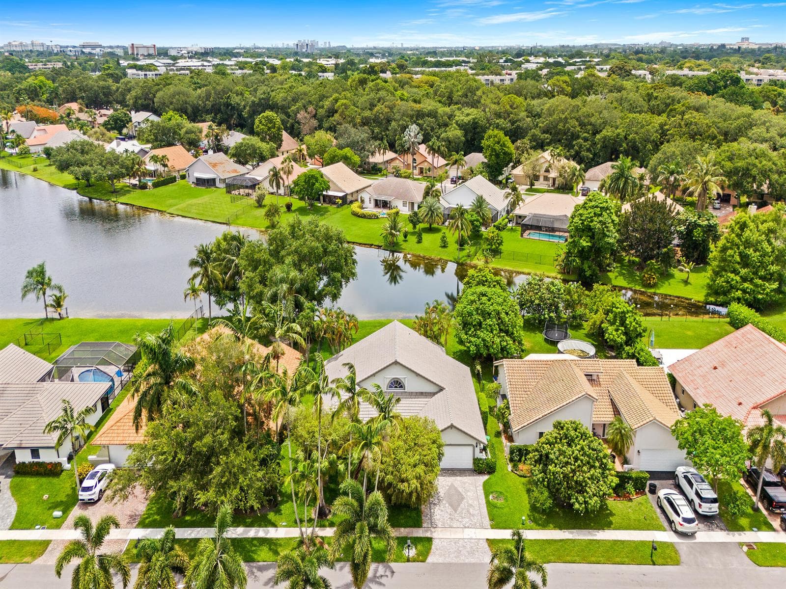 Single-family home at 1750 W Oak Knoll Circle, Davie, FL