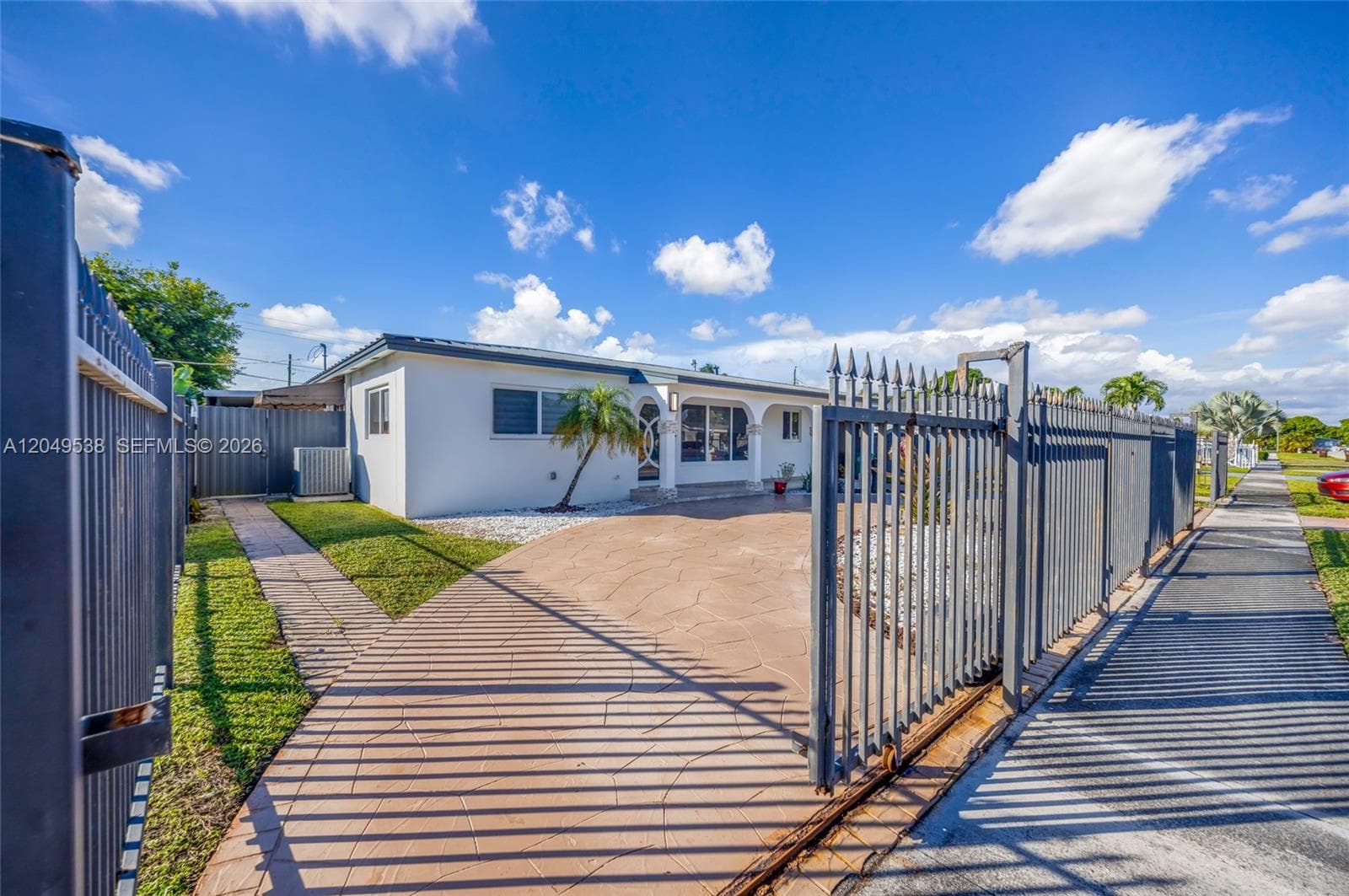 Single-family home at 490 W 33rd Pl, Hialeah — photo 3