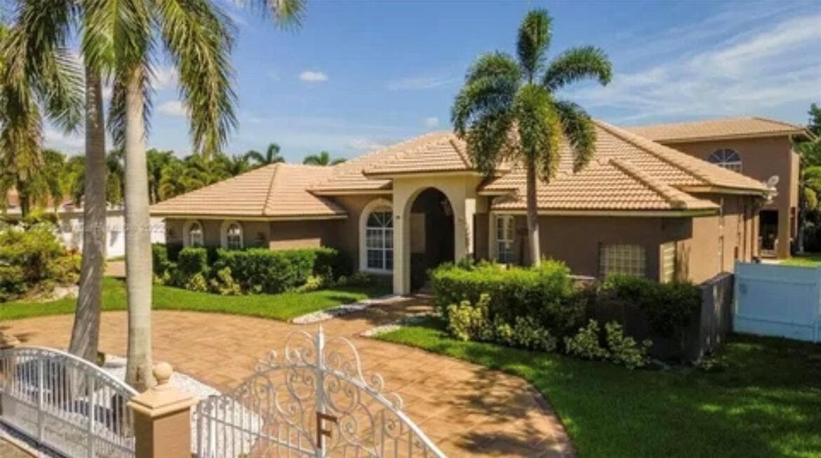 Single-family home at 423 NE 3rd Street, Pompano Beach, FL