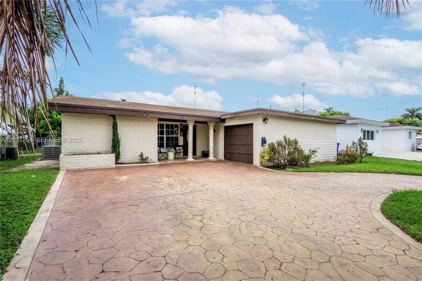 Single-family home at 3821 E Lake Ter, Miramar, FL